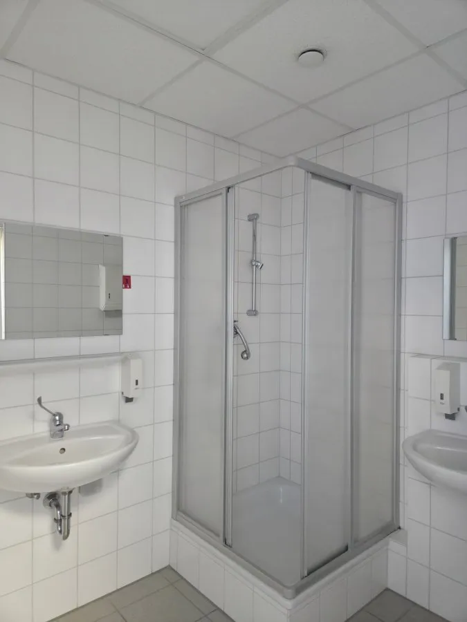 Salles de bain - Local commercial à Trierweiler