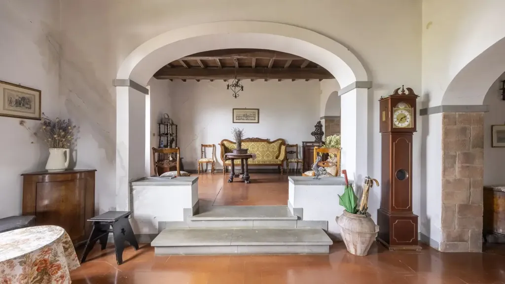 Entrée - Tuscan Cascina with Olive Grove in Pelago