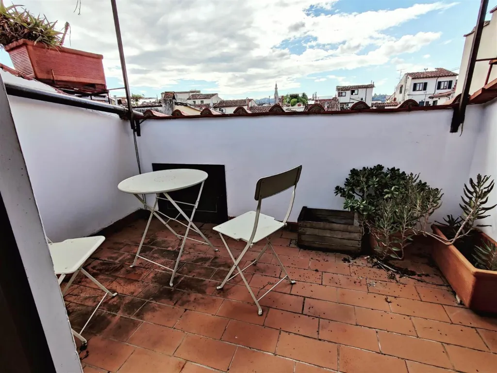 Terrasse - 6-Bedroom Apartment with Balcony in Florence