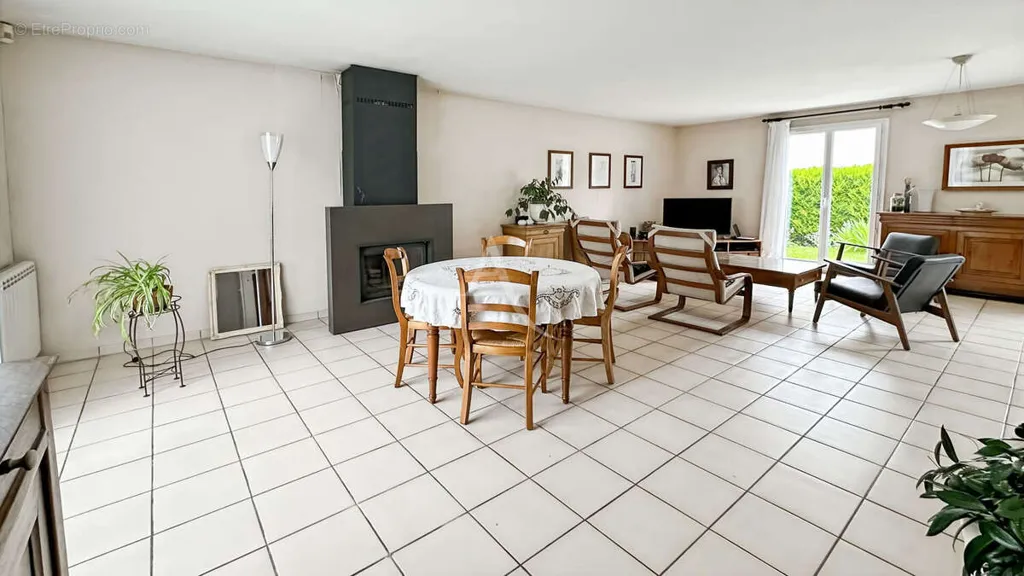 Salle à manger - Maison de 7 Pièces avec Jardin à Courdimanche