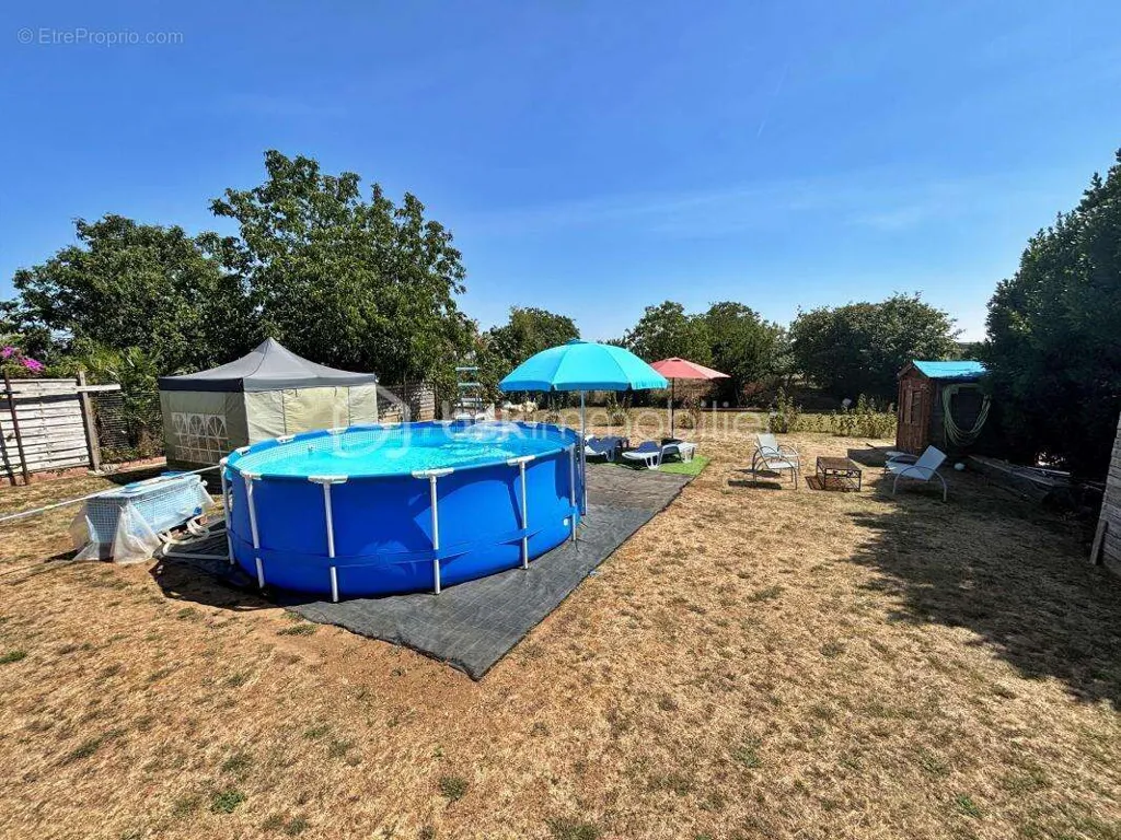 Piscine - Maison d'Époque dans un Village Paisible