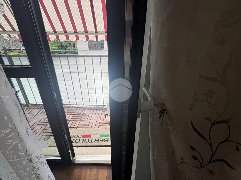 Rõdu - Rustic-Style Apartment with Balcony in Torino