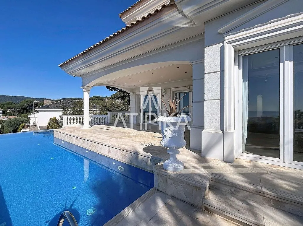 Bassein - Seasonal Chalet with Pool in Cabrils