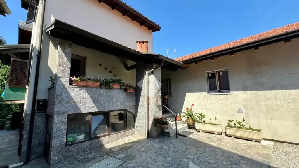 Terrass - Villa with Dependence in Bizzozzero, Varese