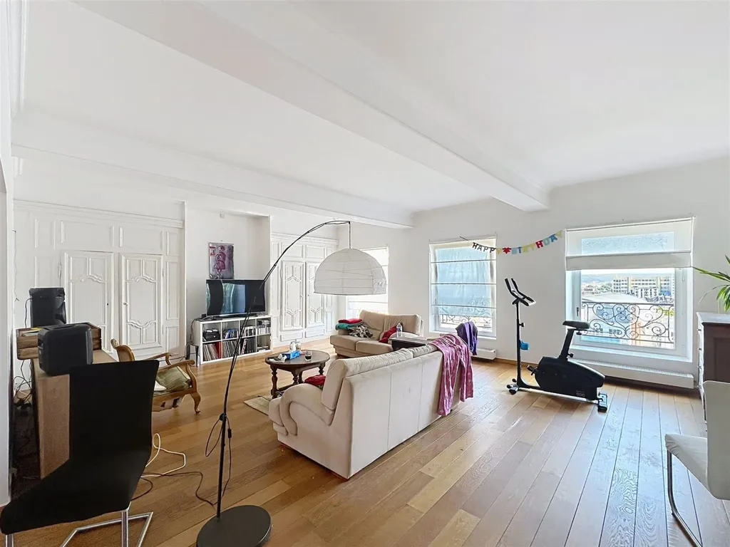 Séjour - Appartement de Luxe avec Garage et Jardin à Liège