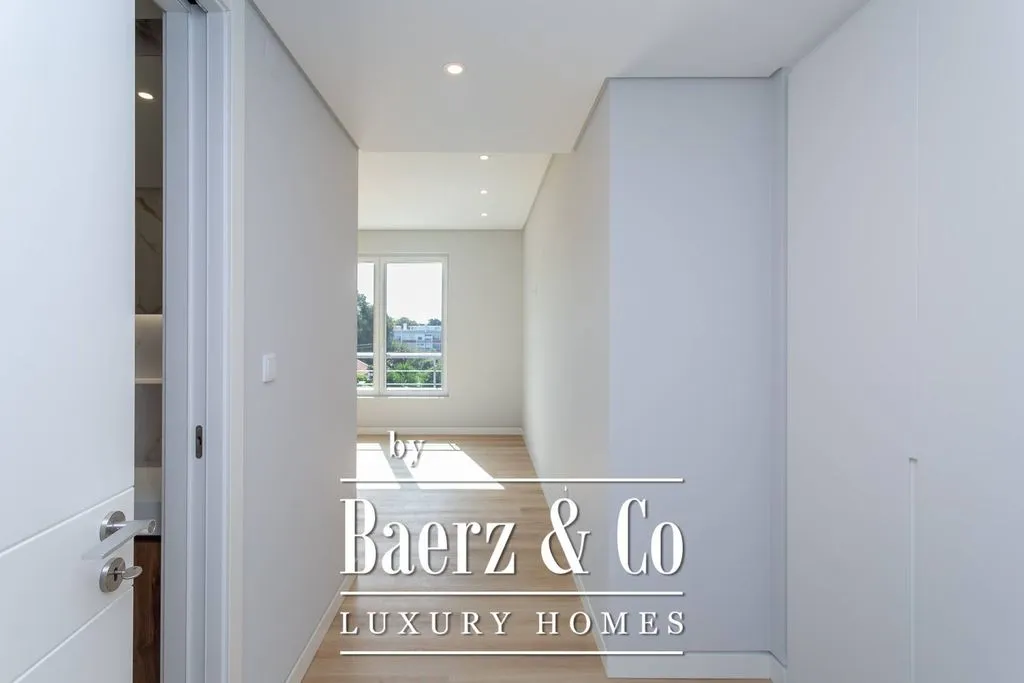 Entrée - Luxury Duplex Flat with Balcony in Carcavelos