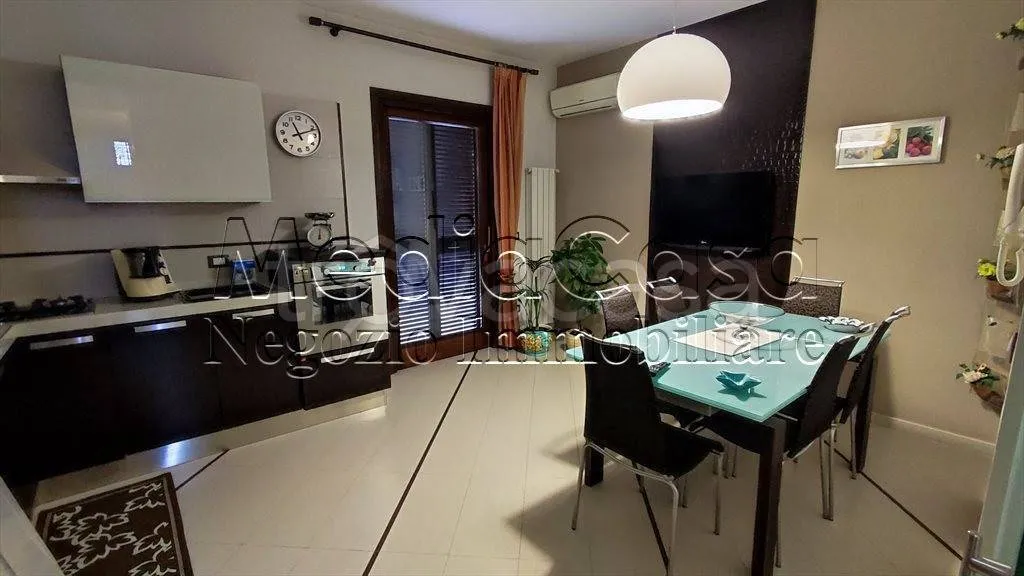 Salle à manger - Elegant Villa with Private Garden in Teverola