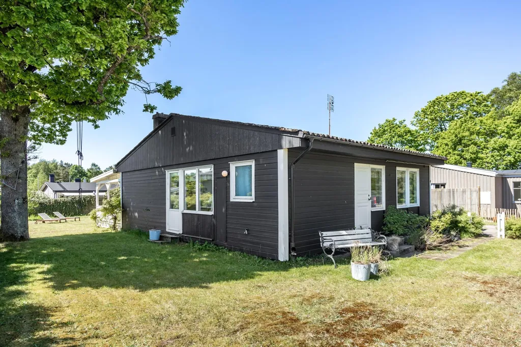 Aed - Villa with South-West Terrace in Vilshärad