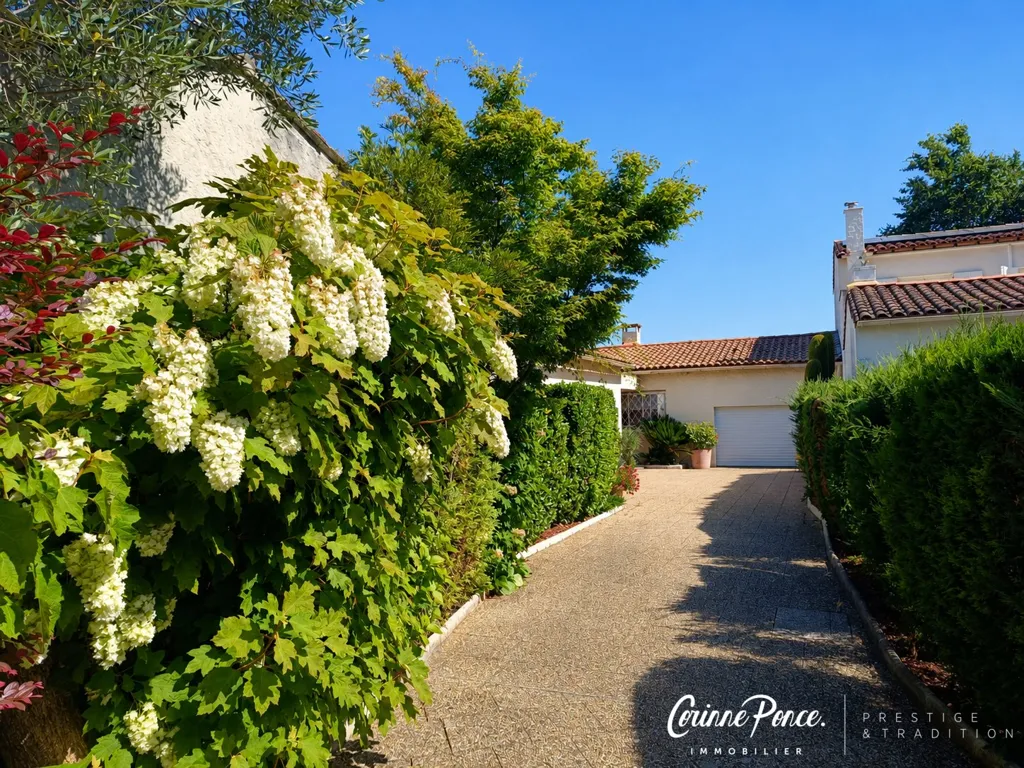 Extérieur - Villa de Plain-Pied avec Piscine à Garons