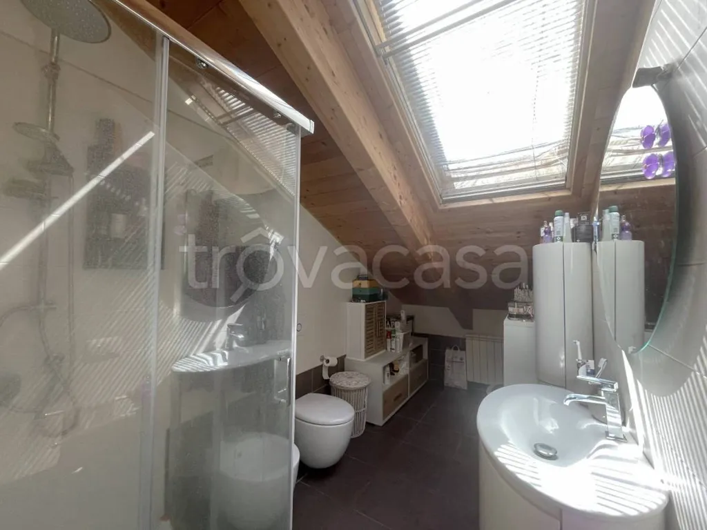 Salles de bain - Modern Apartment with Balcony in Trofarello
