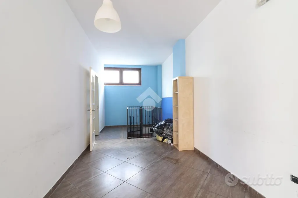 Esik - Office Space with Street Access in Teverola