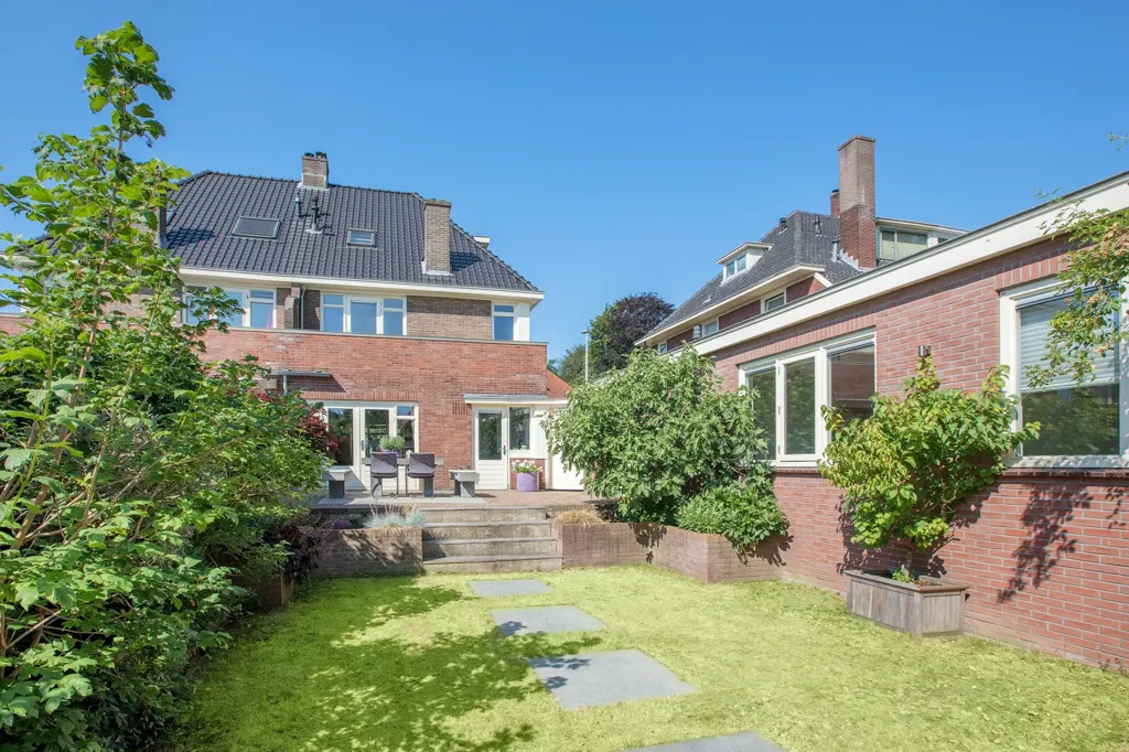 Aed - Semi-detached House with Office Space in Arnhem
