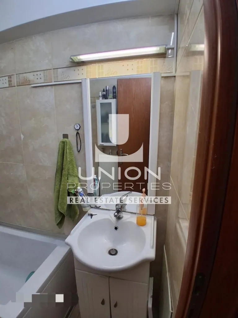 Badezimmer - Modern Apartment with City View in Drapetsona