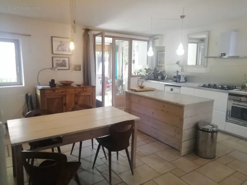 Köök - Charming House with Terrace View in Francillon