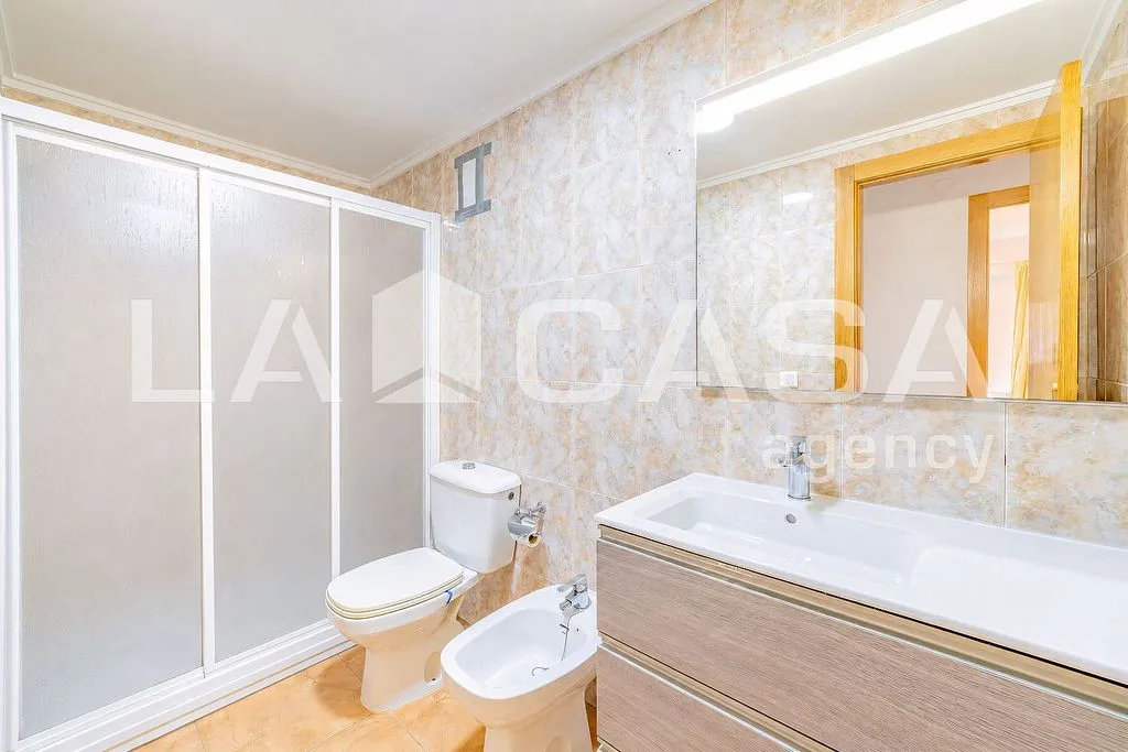Salles de bain - Spacious Apartment with Metro Access in Vara de Quart