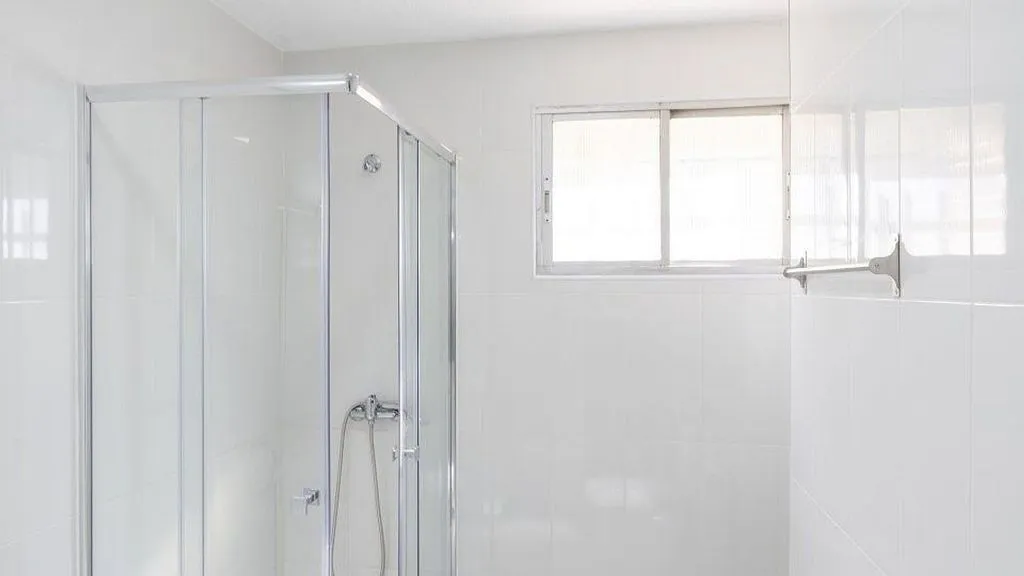 Bathrooms - Furnished Flat with Heating in Entrevías