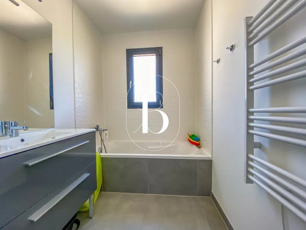 Salles de bain - Villa avec Piscine et Jardin à 25mn d'Uzès