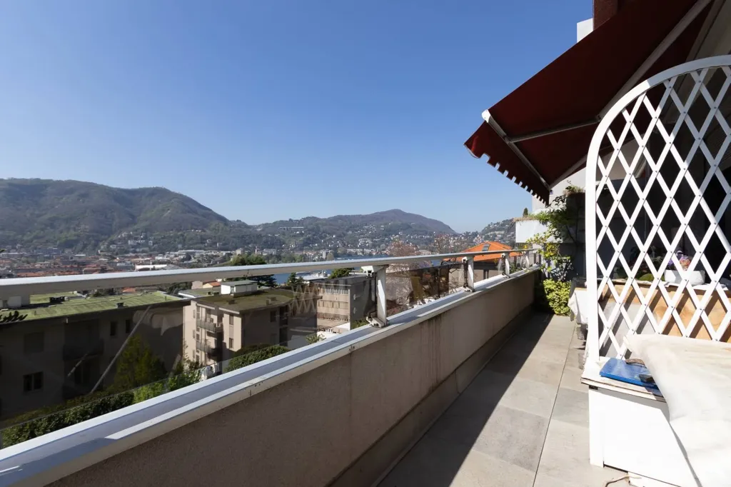 Balcone - 4-Room Apartment with Lake View in Como