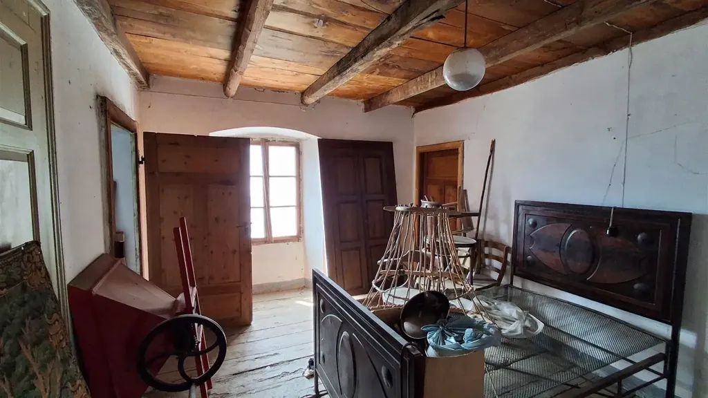 Toad - Quadrilocale to Renovate in Samolaco