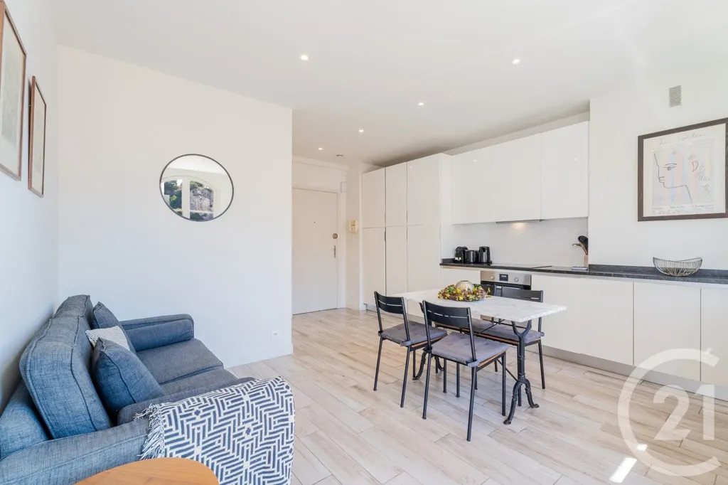 Soggiorno - Bright 2-Bedroom Apartment with Balcony in Nice Port
