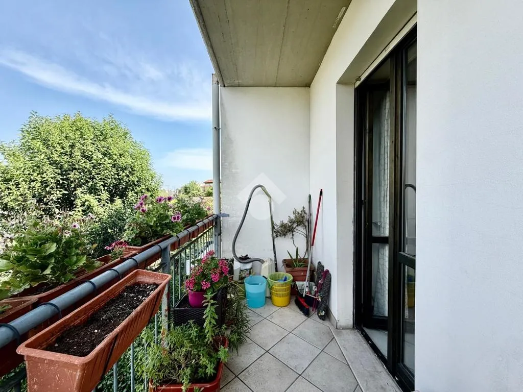 Balcone - Three-bedroom Apartment with Balcony in Brescia