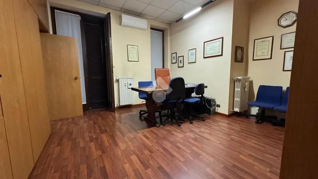 Office - Renoavted Multilocale with Private Garden in Monza