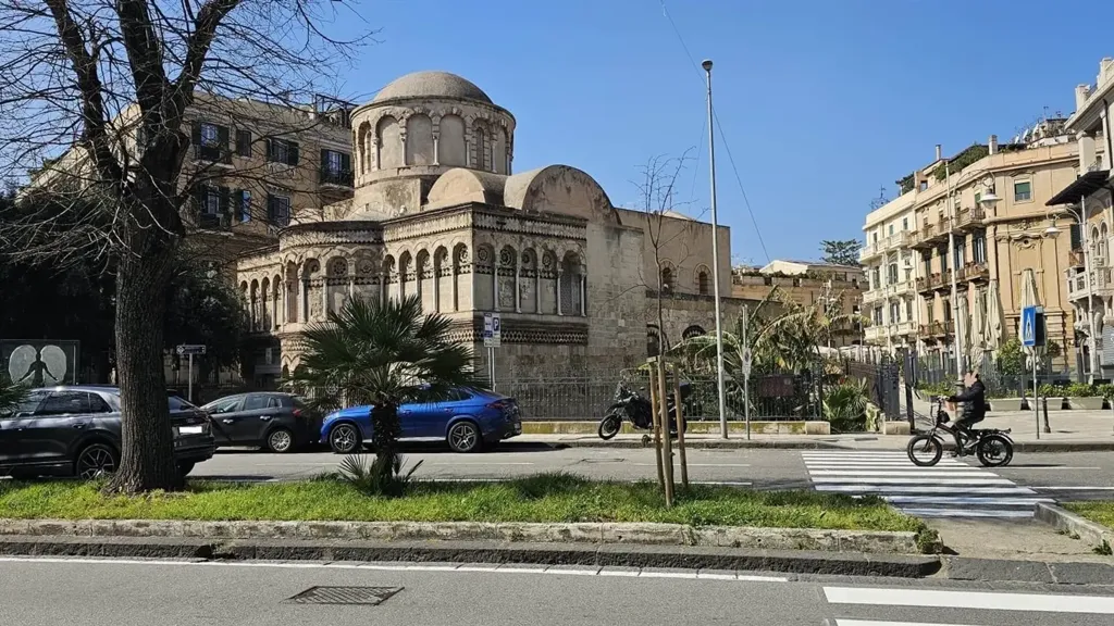 Exterior - Office Apartment with Balcony in Messina