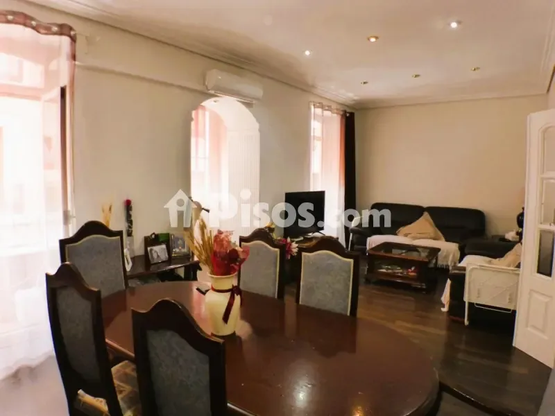 Söögituba - Classical Style Flat with Balcony in City Centre