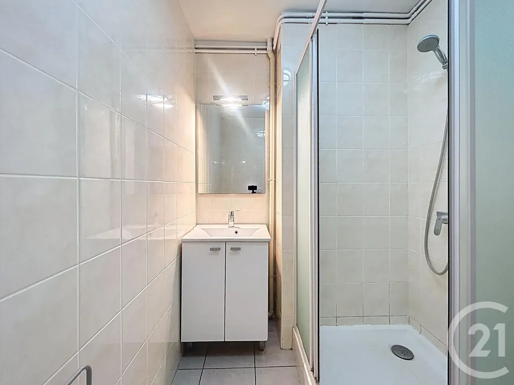 Salles de bain - Studio dans Immeuble Sécurisé à Saint-Pourçain-sur-Sioule