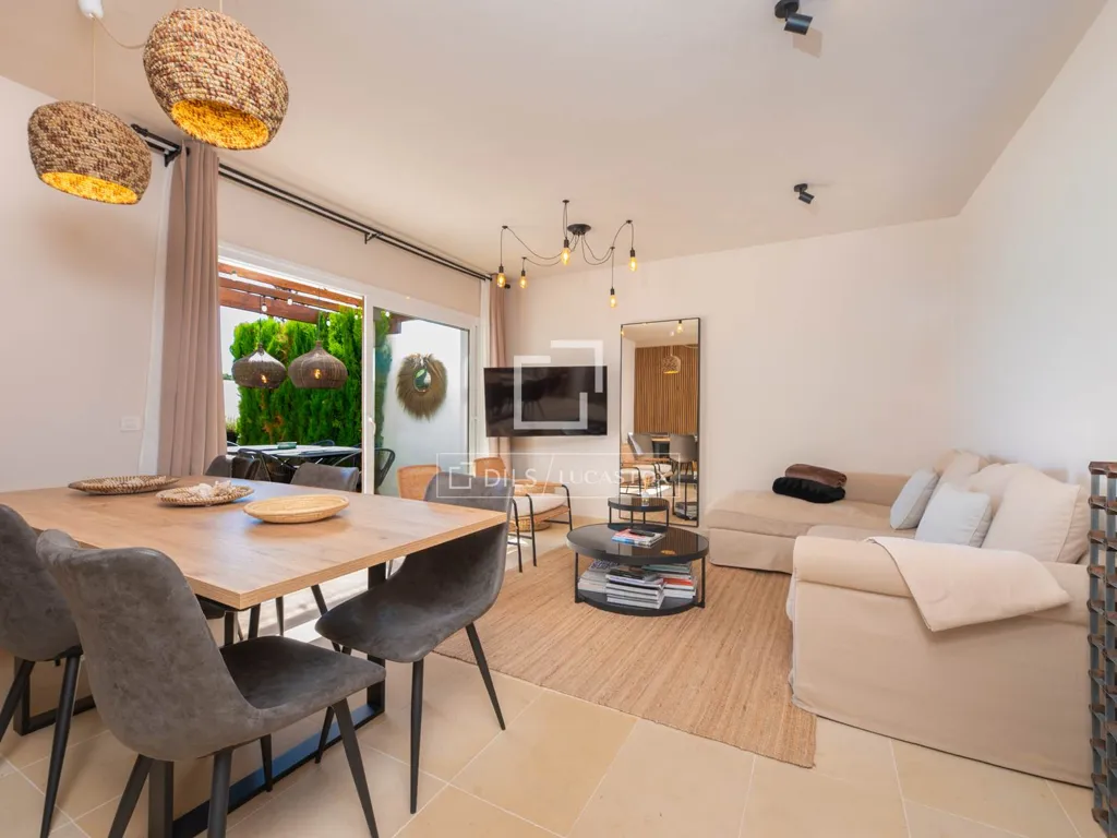 Söögituba - Renovated Townhouse Near Beach in Cala Llonga