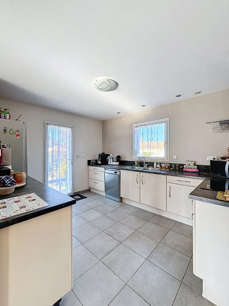 Cuisine - Villa Contemporaine avec Piscine à Cruas