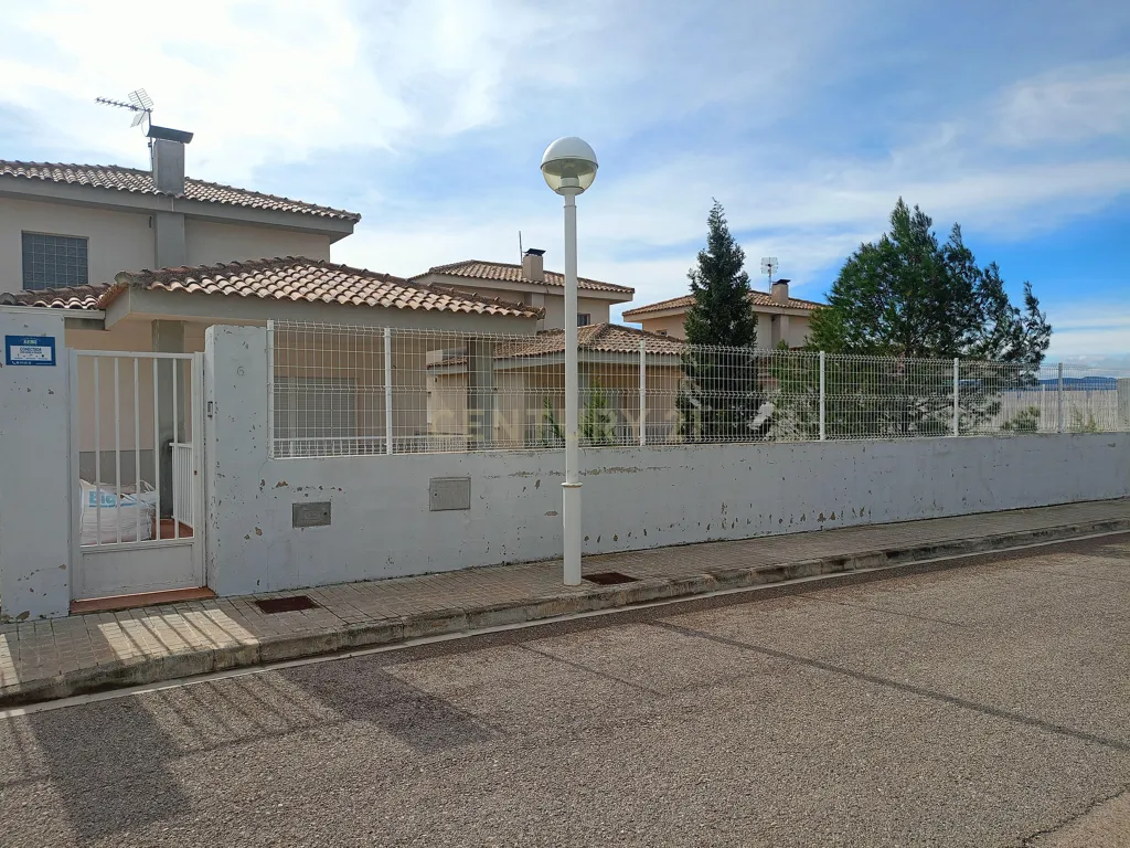Välivaade - Pareded Chalet with Large Parcel in Montserrat