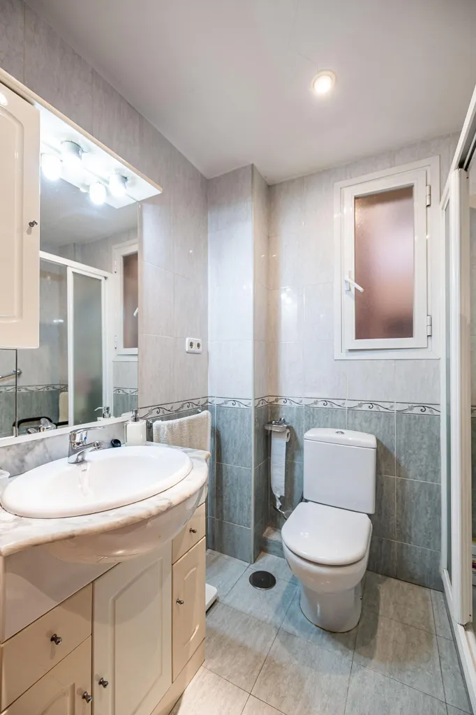 Salles de bain - Apartment with Terrace in Guindalera, Madrid