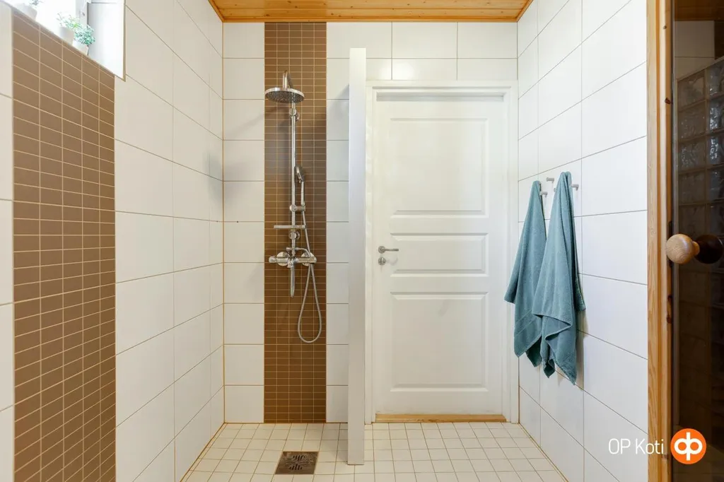 Salles de bain - Single-Storey House with Sauna in Muhos