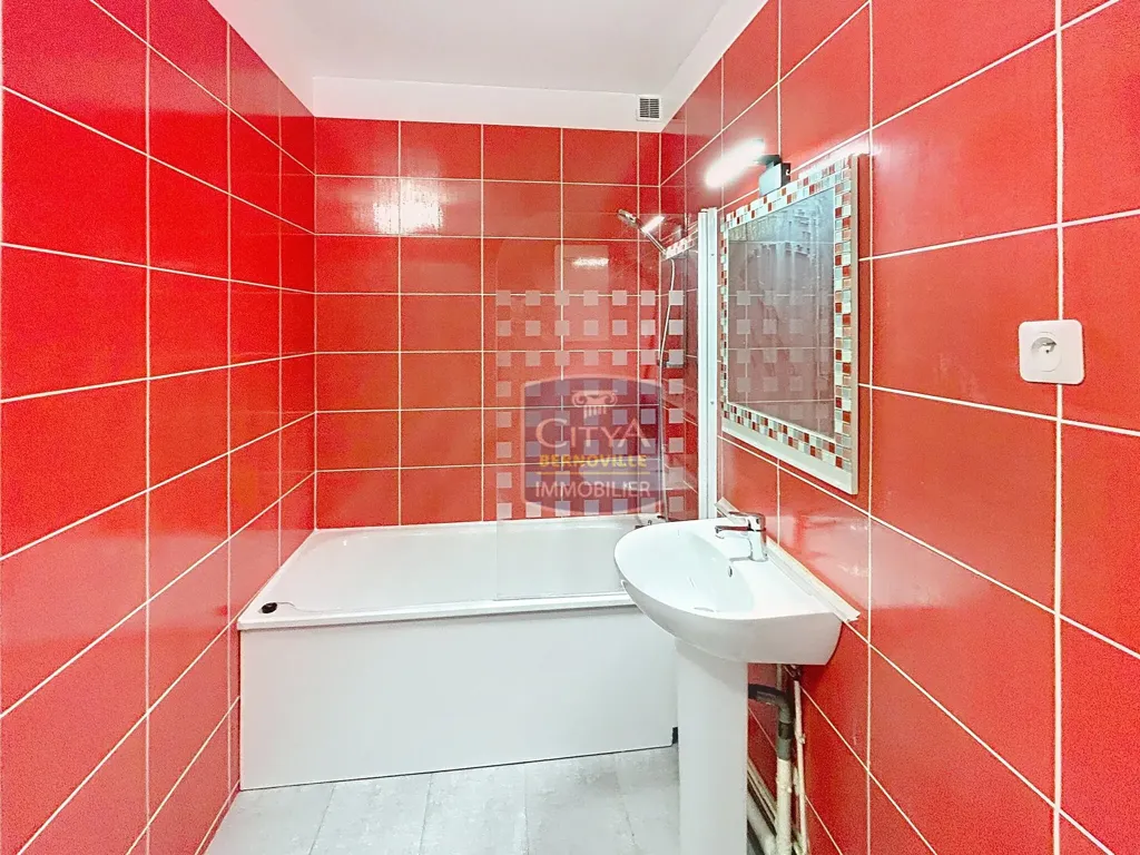 Salles de bain - Appartement Lumineux avec Balcon à Homblières