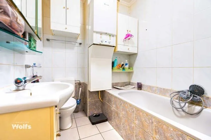 Bathrooms - Bright Flat with Private Garden in Detached Setting