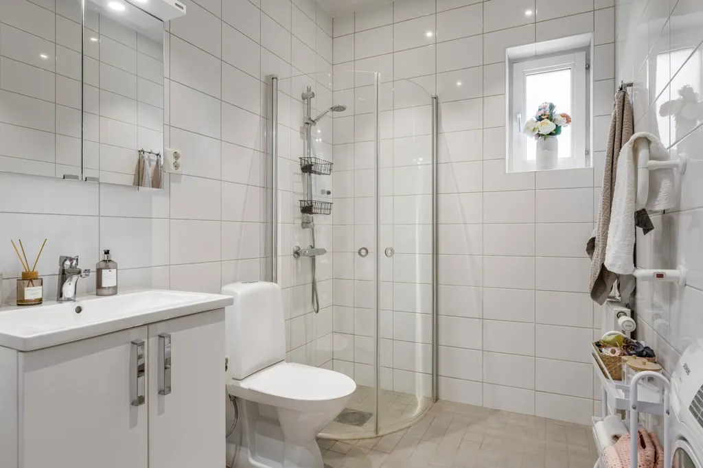 Salles de bain - Modern Flat with Balcony in Södra Ladugårdsängen