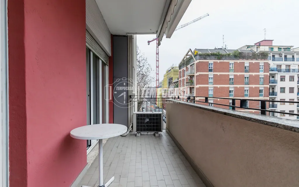 Balcon - Trilocale with Balcony in Milan's Isola