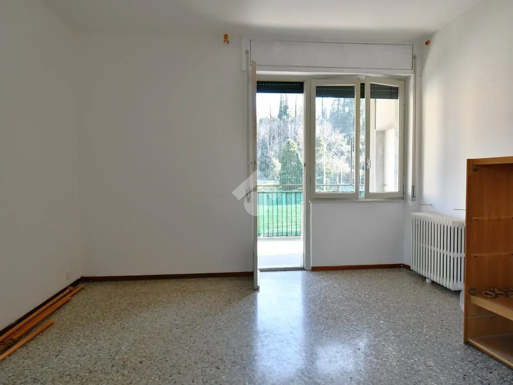 Chambres - Bright 3-Room Apartment with Balcony in Como