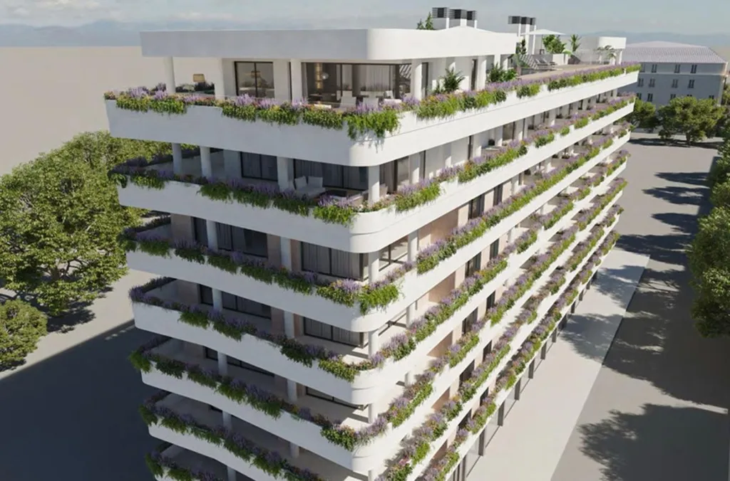 Modern Apartment with Rooftop Pool in Estepona