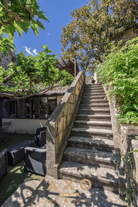 Jardin - Ensemble Immobilier d'Hébergement avec Piscine à Collias