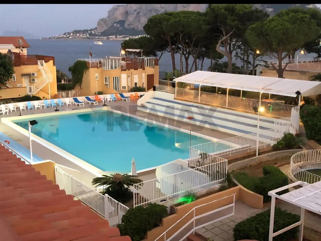 Pool - Apartment with Sea View in Mondello