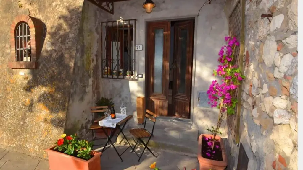 Terrass - Tuscan-Style Apartment in Historic Centre, Rosignano Marittimo