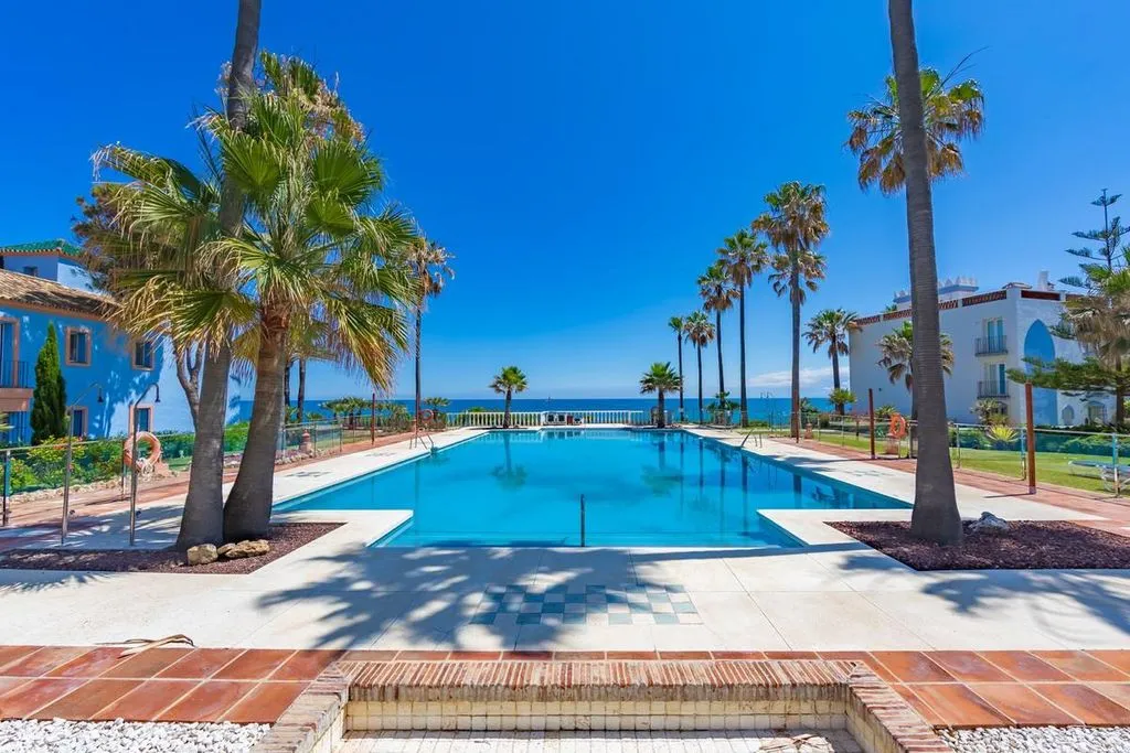 Bassein - Beachfront Flat with Private Garden in Casares