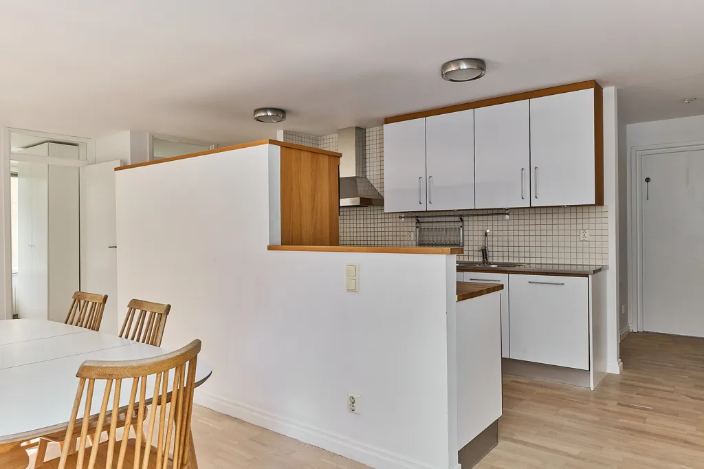 Söögituba - Spacious 4-Bedroom Flat with Corner Location in Södermalm