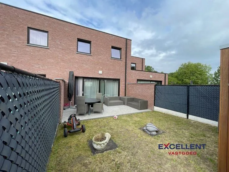 Maison Nueve avec Vaste Terrasse et Vaste Jardin à Proximité