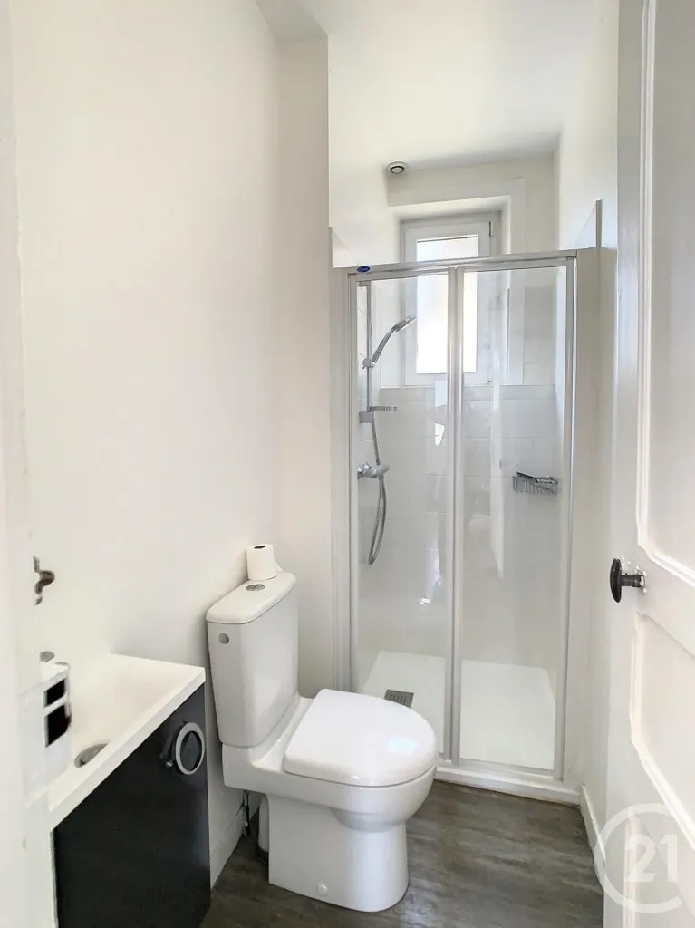 Salles de bain - Maison de Bourg Rénovée avec Jardin à Quévert