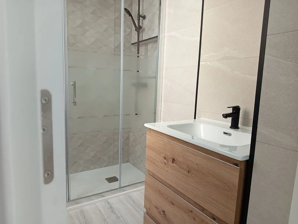 Salles de bain - Modernised 1-Bed Flat with Balcony in Trafalgar