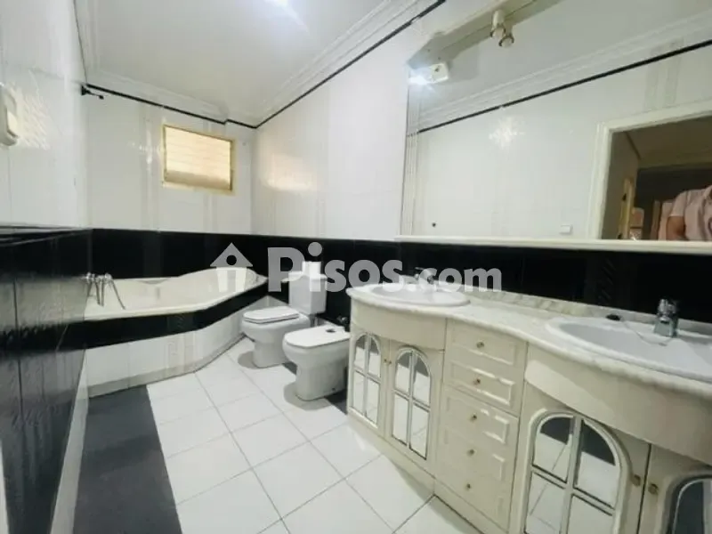 Bathrooms - Student-Friendly Flat with Balconies in Altabix