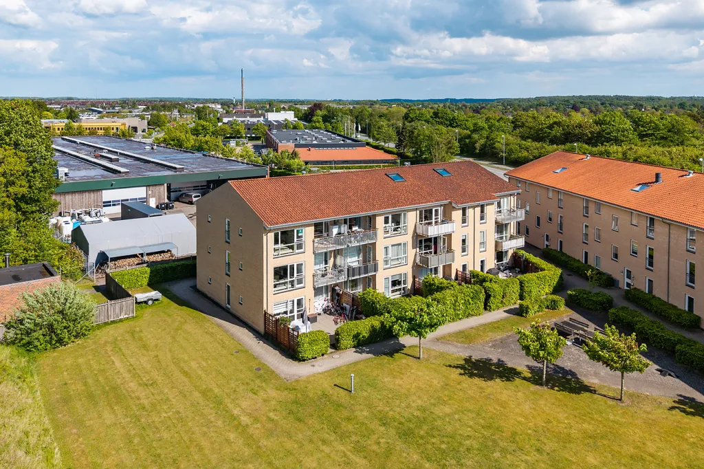 Vue aérienne - Renovated 4-Bed Flat with Terrace in Farum